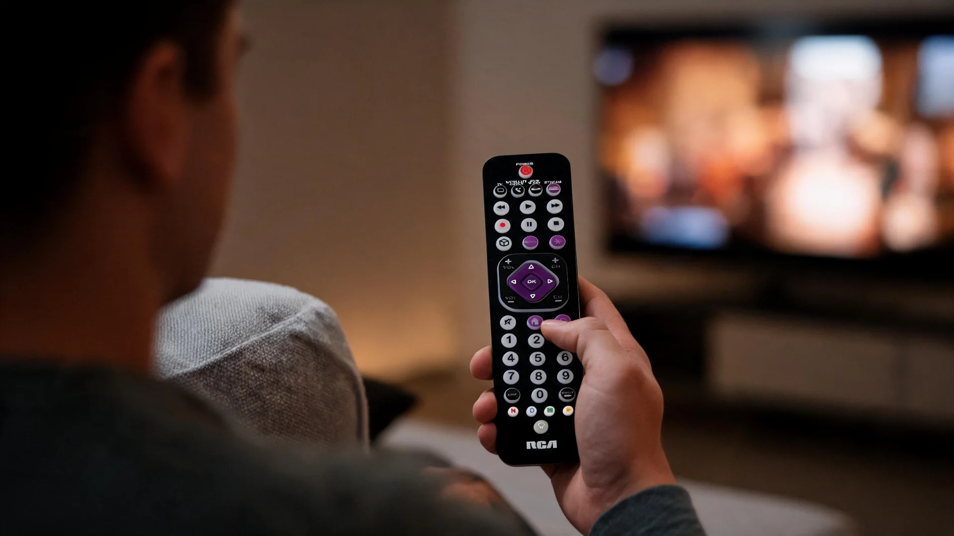4-DEVICE THIN STREAMING REMOTE - Scene 6