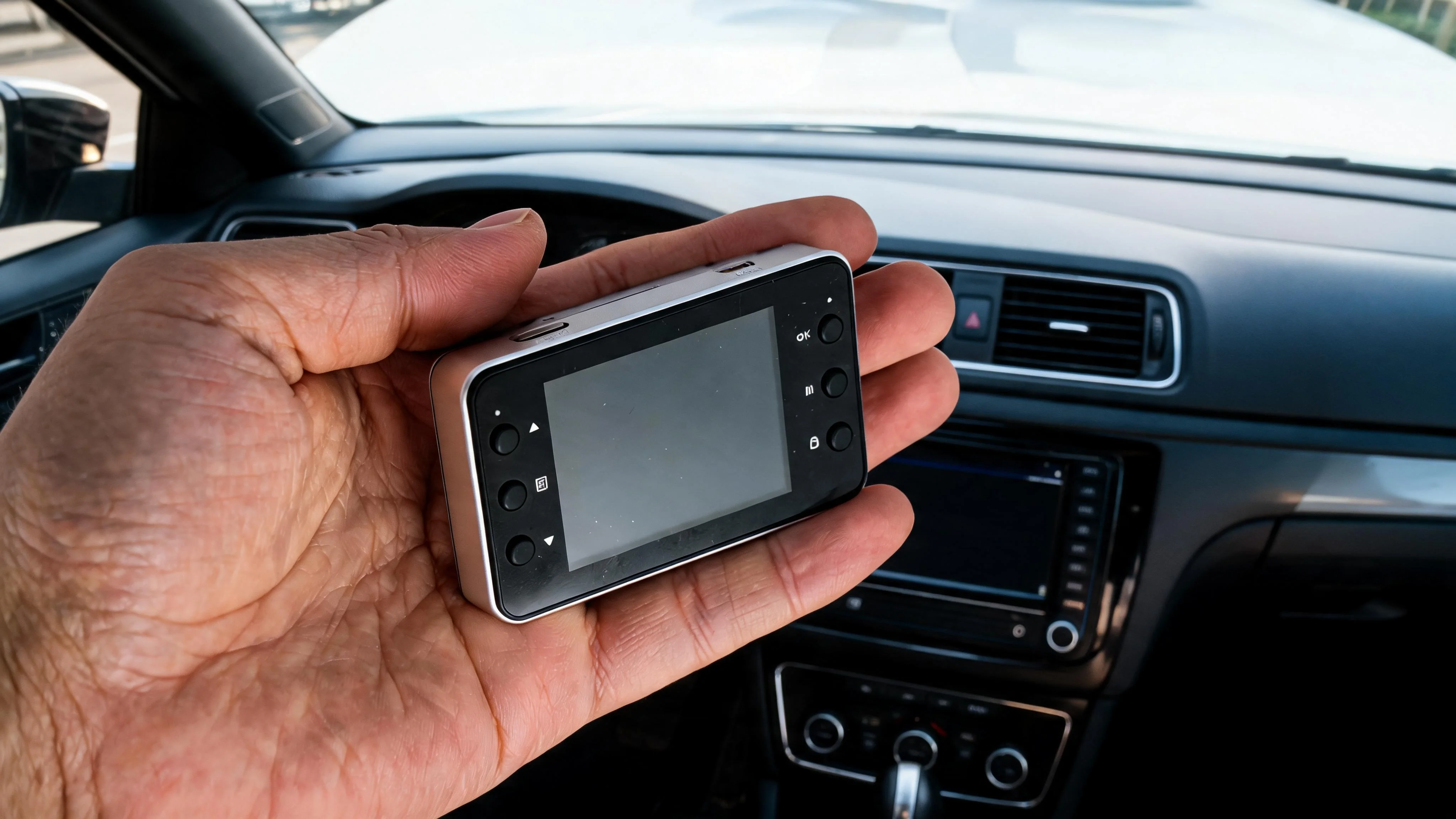 2.4" Dash Camera Screen, Motion Detection, 360 Degree Swivel, Micro-SD - Scene 8