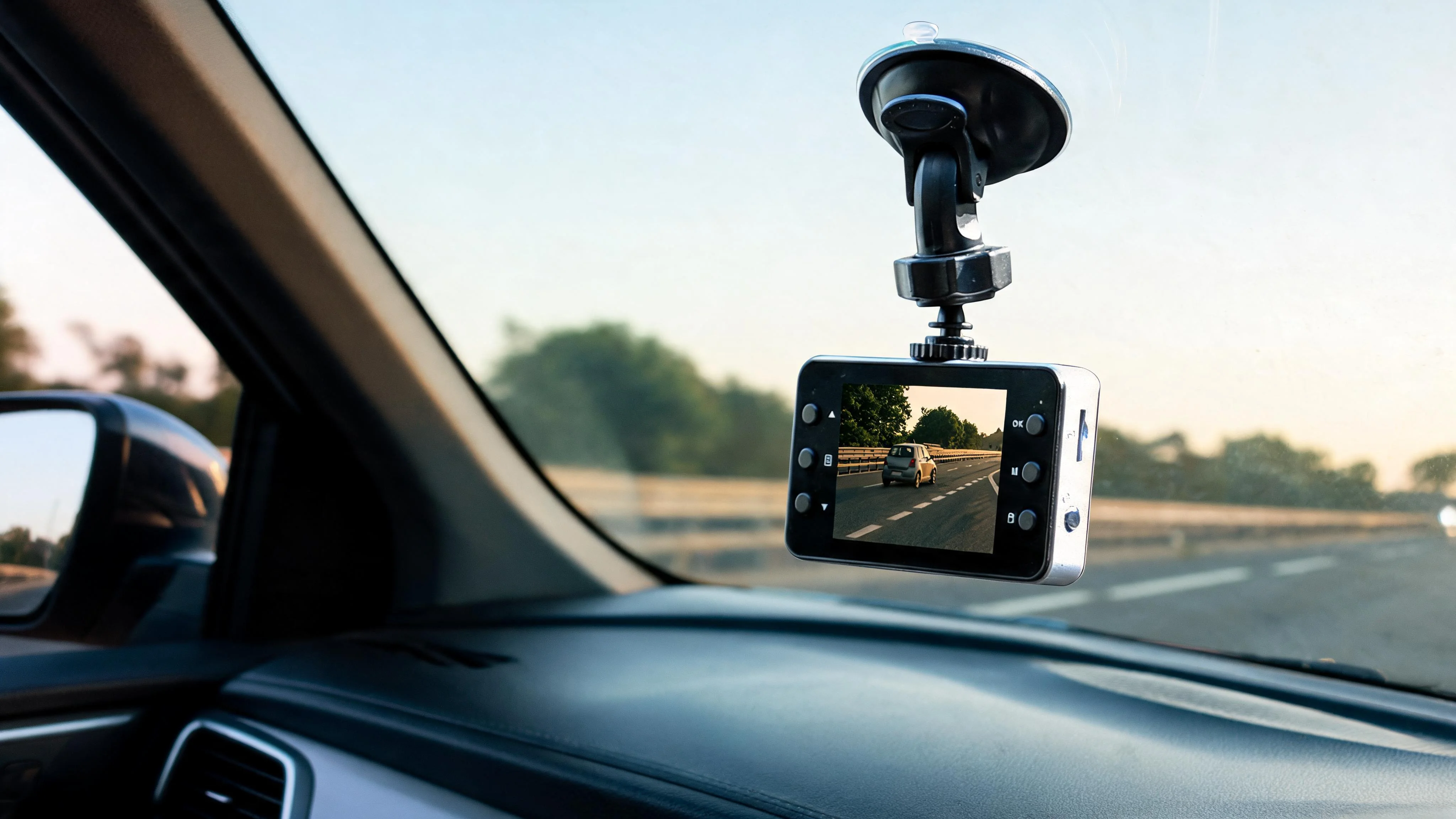 2.4" Dash Camera Screen, Motion Detection, 360 Degree Swivel, Micro-SD - Scene 5